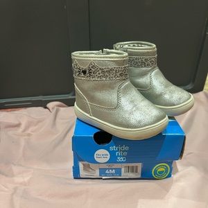 Stride rite boots size4